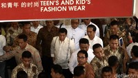 Mereka berkeliling Tanah Abang sambil berbincang-bincang.