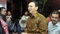 Tak sendiri, Ahok juga mengajak beberapa pegawainya untuk nonton bersama. Pool/Noel/detikFoto.