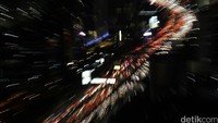 Sorot lampu kendaraan yang terjebat macet di tol dalam kota.