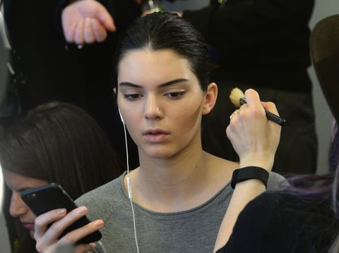 Membaca Kepribadian Kendall dan Kylie Jenner Berdasarkan Bentuk Alisnya