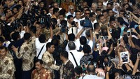 Keduanya lalu blusukan disambut ratusan pedagang di Tanah Abang.