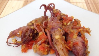 Pedas Mantap Tuna Suwir Rica dan Cumi Asin dengan Baluran Sambal