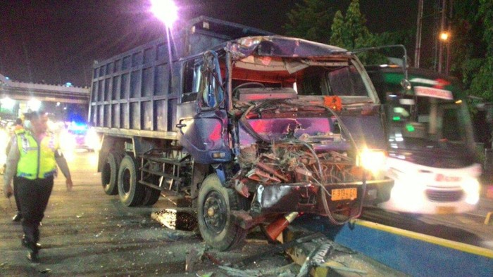 Tabrak Mobil dan Pembatas Tol di Cililitan, Muka Truk Ringsek