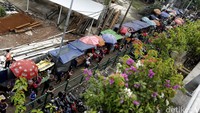 Akibatnya pejalan kaki tidak bisa leluasa menggunakan trotoar untuk melintas sehingga terpaksa menggunakan bahu jalan.
