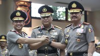 Kapolri Jenderal Tito Karnavian (kiri), berjabat tangan dengan Wakapolri baru Komjen Syafruddin (tangah) dan Jenderal Budi Gunawan (kanan), usai dilantik.