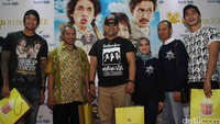 Pimpinan cabang Bank BJB Cikarang Rudi Purwadhi bersama Wakil Walikota Bekasi, Ahmad Syaikhu, Pimpinan Grup Komunikasi Pemasaran Bank BJB, Susie M Permatasari, dan Pimpinan Cabang Bank BJB Bekasi, Imam WP Sumadio, serta para pemeran film Warkop DKI Reborn Part 1, menghadiri nonton bareng BJB WideSCREEN, di Blitz Theater Grand Galaxy Park, Bekasi, Sabtu (10/09/2016).