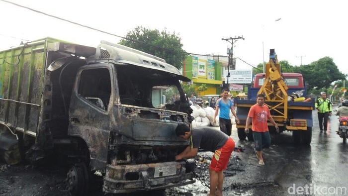 Kecelakaan Truk Vs Alphard, Dua-duanya terbakar di Semarang