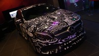 Ada yang asik melihat-lihat mobil baru dari MB yakni A 200 yang dihias stiker full body agar lebih sesuai dengan kawula muda.