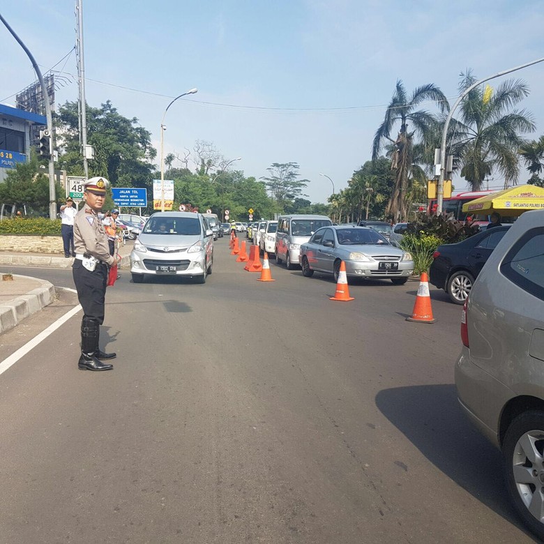 Polisi Larang 12 Bus Butut Melintas di Puncak Polisi Larang 12 Bus Butut Melintas di Puncak