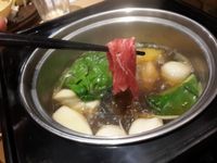 Shabu-shabu dengan kuah kaldu enak.