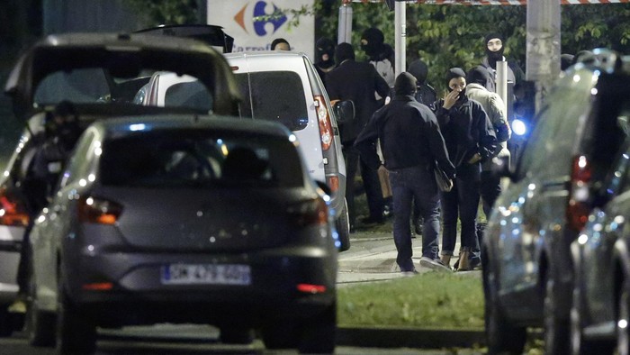 French policemen take part in a police raid in Boussy-Saint-Antoine near Paris, France, September 8, 2016. French police investigating the abandonment of a car packed with gas cylinders near Pariss Notre Dame cathedral last Saturday, arrested three women on Thursday evening, in Boussy-Saint-Antoine, some 30 km south-east of Paris. REUTERS/Christian Hartmann