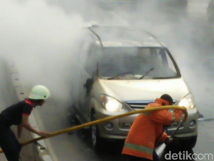 Xenia Terbakar di Jalan Pemuda Rawamangun, Arus Lalin ke Pulogadung Padat