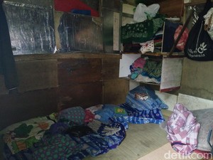 Melihat Kondisi di Dalam Gubuk Reyot Pak Anda, Mantan Tukang Kebun Gedung Sate