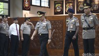 Prosesi acara dimulai saat Kapolri Jenderal Tito Karnavian masuk ke dalam ruangan.