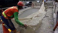 Perbaikan jalur lambat di Jalan Jenderal Sudiman, Jakarta dilakukan bertahap.