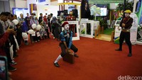 Melalui kegiatan hiburan dan game, mereka menarik minat dan melakukan sosialisasi mengenai pentingnya jaminan sosial bagi tenaga kerja.