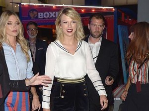 Dukung Gigi Hadid, Taylor Swift Curi Perhatian di Fashion Show TOMMYXGIGI