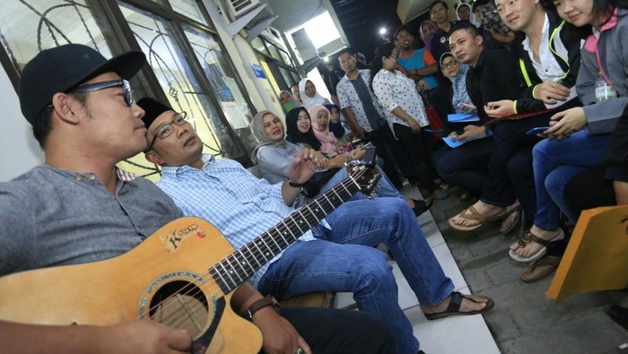 Ridwan Kamil Gandeng Pemusik Hibur Warga Antre Urus e-KTP