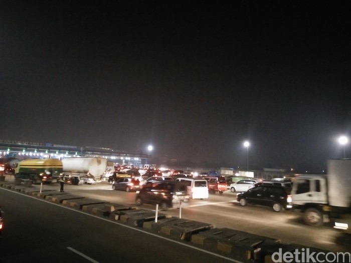 Macet Imbas Kecelakaan di KM 61 Tol Cikampek Berangsur Pulih