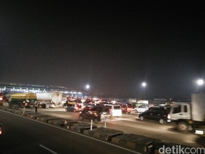 Macet Imbas Kecelakaan di KM 61 Tol Cikampek Berangsur Pulih