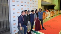 Sejumlah cast sebelum film Headshot diputar di sesi Midnight Madness pada Jumat (9/9) kemarin di Toronto.