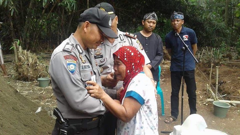 Cerita Polisi Gotong-Royong Bangun Rumah untuk Mak Rasem Cerita Polisi Gotong-Royong Bangun Rumah untuk Mak Rasem