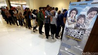 Nasabah harus antri saat mengambil tiket pemutaran film Warkop DKI Reborn Part 1.
