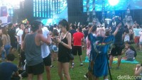 Sambil menunggu DJ yang tampil selanjutnya, para pengunjung duduk-duduk di atas rumput.