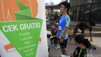 Peserta Herbalife Run 2016 di sela kegiatan coaching clinic, di Jakarta, Minggu (11/11).