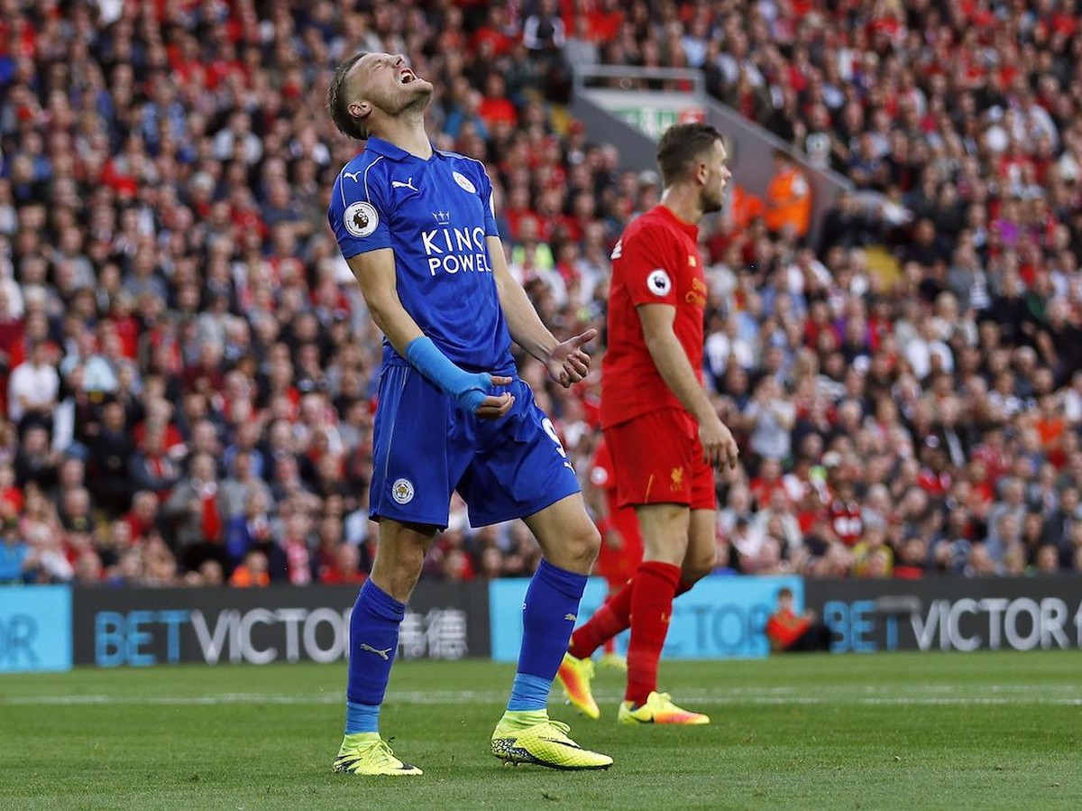 Jamie Vardy saat melawan Liverpool. (Foto: Lee Smith/Action Images via Reuters)