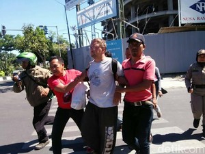 Bule Asal Jerman Ditangkap Satpol PP Saat Mengemis di Surabaya