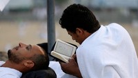 Ada juga yang membaca alquran. REUTERS/Ahmed Jadallah.