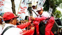 Pertina Karawang yang merupakan binaan unit industri Asia Pulp & Paper (APP), Pindo Deli Karawang dipercaya memimpin parade api PON di Karawang sebagai rangkaian pagelaran PON tahun 2016 di Jawa Barat. Pool/dok. Pertina Karawang.
