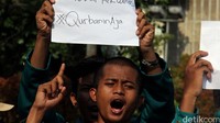 Massa membentangkan berbagai poster.