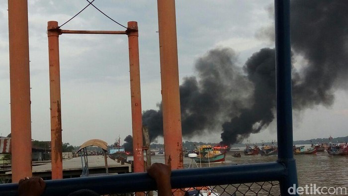 Tangkap Ikan dengan Pukat Trawl, 4 Kapal Dibakar Nelayan di Sumut