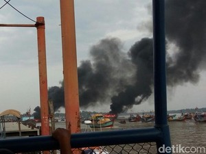 Tangkap Ikan dengan Pukat Trawl, 4 Kapal Dibakar Nelayan di Sumut