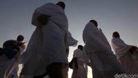 Para jemaah mulai bergerak dari Mina ke Arafah sejak pagi tadi. REUTERS/Mohamed Al Hwaity.