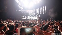 Penggemar mengambil gambar saat DJ Snake tampil.