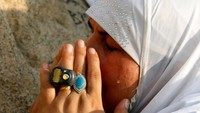 Seorang jemaah wanita menangis saat memanjatkan doa. REUTERS/Ahmed Jadallah.