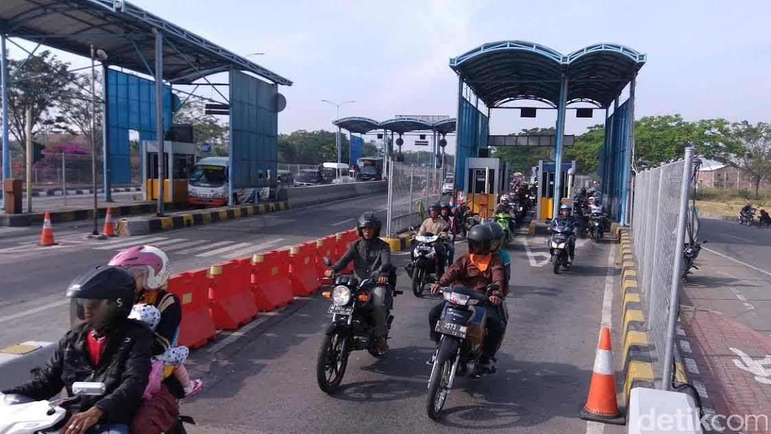 Puluhan Ribu Kendaraan Mudik 'Toron' di Tol Jembatan Suramadu