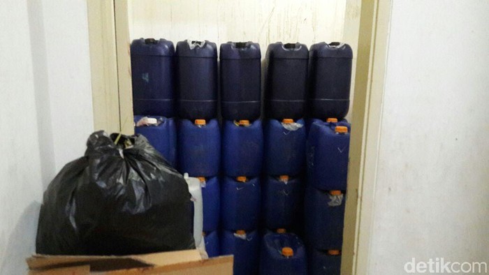 Polisi Gerebek Pabrik Miras Oplosan di Purwakarta