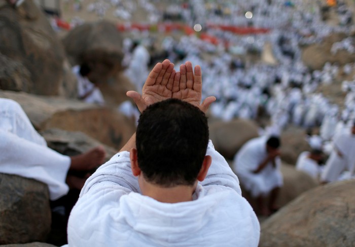 A Muslim pilgrim supplicates for God as he holds an umbrella on Mount Mercy on the plains of Arafat during the annual haj pilgrimage, outside the holy city of Mecca, Saudi Arabia September 11, 2016. REUTERS/Ahmed Jadallah