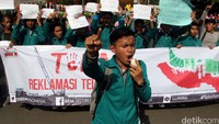Perwakilan demonstran berorasi.