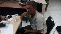 Benjamin dibawa ke Mako Satpol PP di Jl Jaksa Agung suprapto. Sebelum disergap, bule laki-laki ini tidur-tiduran di bahu jalan dengan beralaskan jaket saja. (Foto: Rois/detikcom)