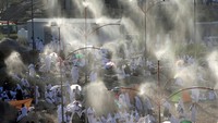 Pemerintah Arab Saudi sendiri menyediakan alat penyemprot air untuk mendinginkan suhu. REUTERS/Ahmed Jadallah.