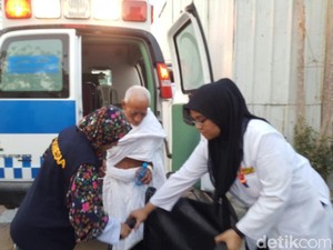 Kerja Keras Tim Kesehatan Tangani Jemaah Sakit Saat Arafah