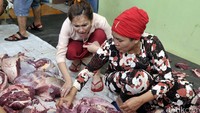 Pelantun lagu Alamat Palsu itu sedang memilih bagian daging untuk dibagikan ke fakir miskin.