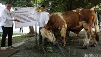 Dirut Bank Mandiri Kartika Wirjoatmodjo menyerahkan hewan kurban kepada Ketua Badan Pembina Kerohanian Islam Bank Mandiri Tardi. Penyerahan hewan kurban dilakukan di Kompleks Perumahan Bank Mandiri Cilandak, Jakarta.