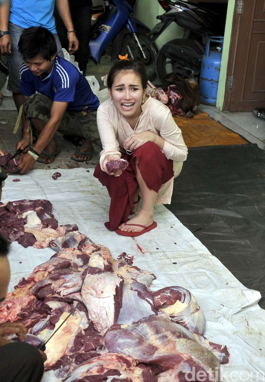 Suasana Potong Kurban di Rumah Ayu Ting Ting