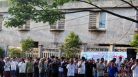 Warga Depok melaksanakan Salat Idul Adha di Jalan Juanda, Senin (12/9/2016).